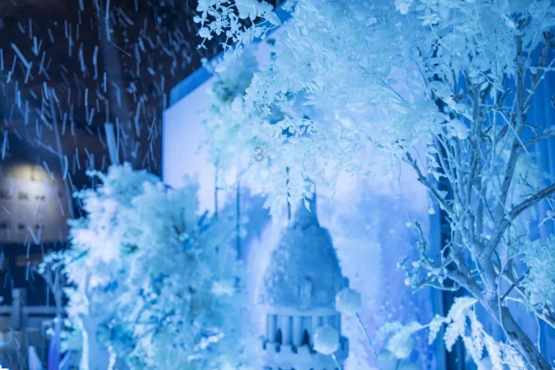陪嫁车半路因乘客丢烟头引燃嫁妆,整车只剩一台空调和两床被子